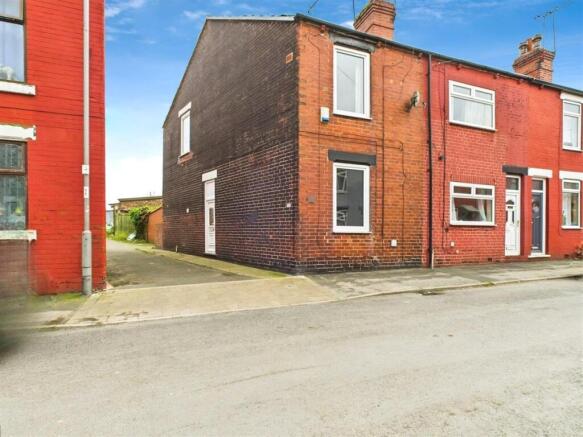 3 bed property, in Victoria Street, £67,000