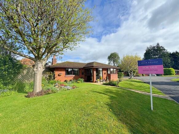 3 bed property, in Thickthorn Orchards, £645,000