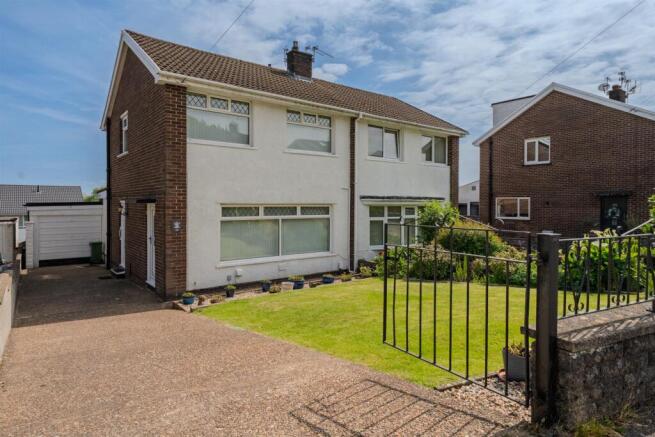 3 bed property, in Thornhill Close, £240,000