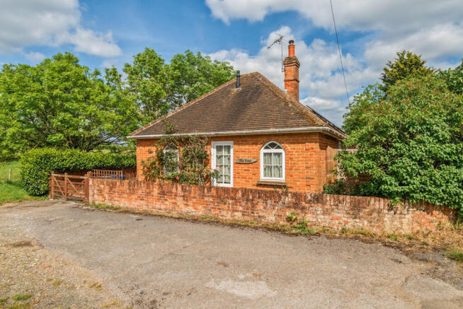 2 bed property, in Guildford Road, £475,000