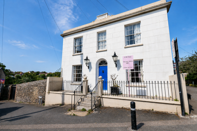 5 bed property, in Nelson Place, £950,000