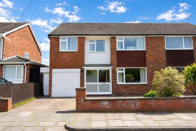 4 bed property, in Kinross Road, £325,000