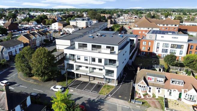 2 bed property, in Video Presentation Inside - Beech Road, £325,000