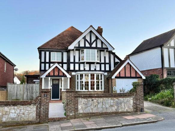 4 bed property, in Prideaux Road, £750,000