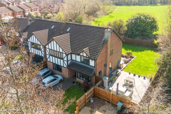 6 bed property, in Dibden Court, £900,000