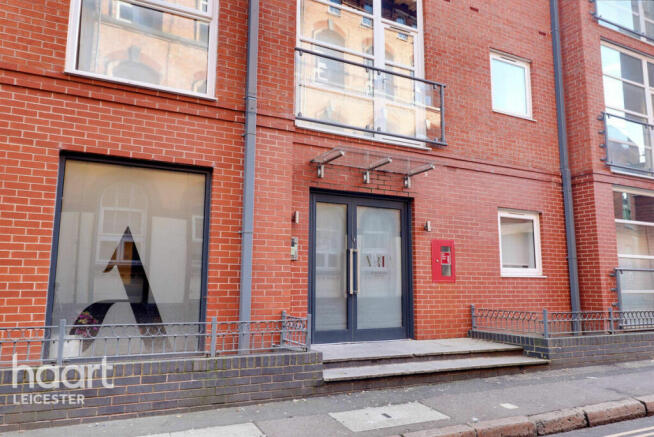 2 bed property, in Chatham Street, £220,000