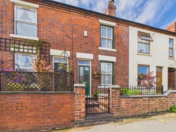 2 bed property, in Main Street, £220,000