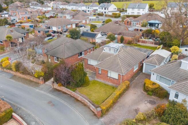 3 bed property, in Dunraven Road, £295,000