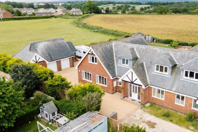 3 bed property, in Manor Road, £500,000