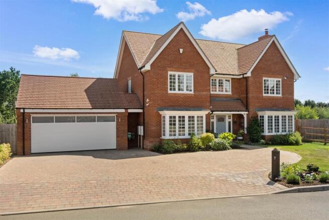 5 bed property, in Barnes Close, £1,250,000