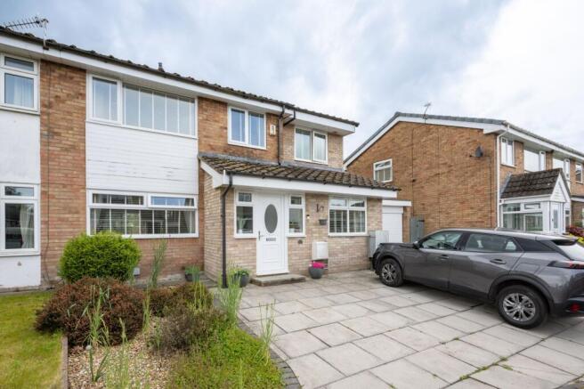 5 bed property, in Woodrow Drive, £375,000