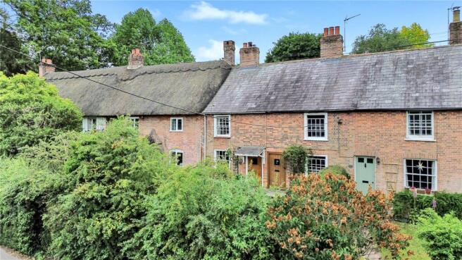 2 bed property, in The Hollow, £225,000