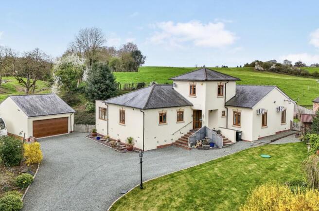 4 bed property, in Carisbrook, £695,000