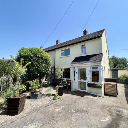 2 bed property, in Penpentre, £240,000