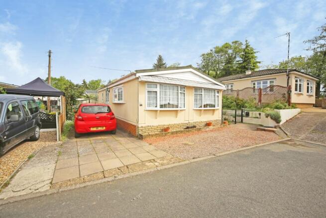 2 bed property, in Wootton Hall, £180,000