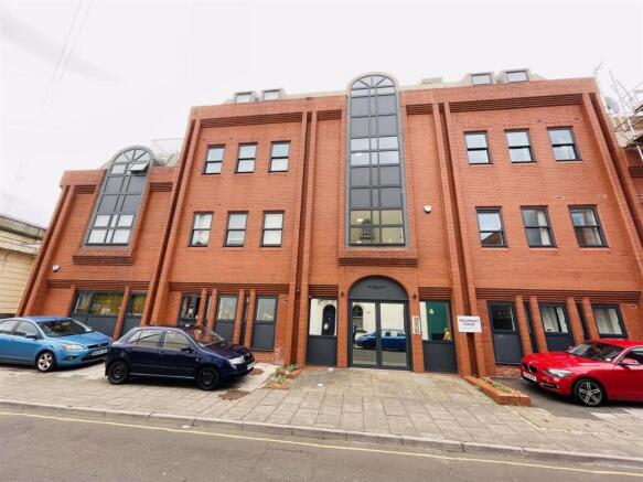 1 bed property, in Surrey Street, £195,000