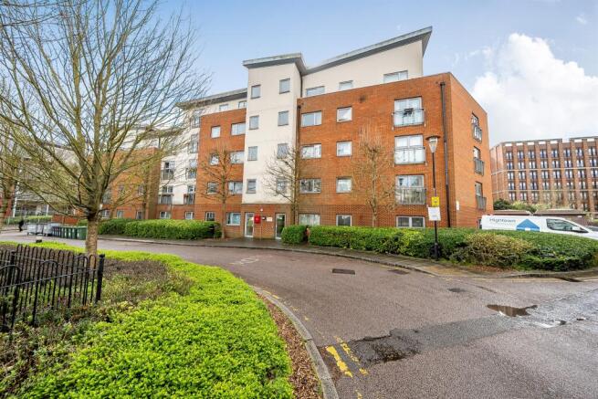 1 bed property, in Charrington Place, £240,000