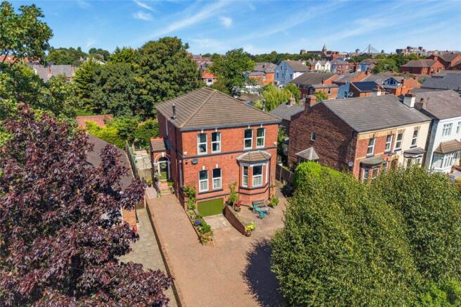 5 bed property, in Hollybrook Road, £595,000