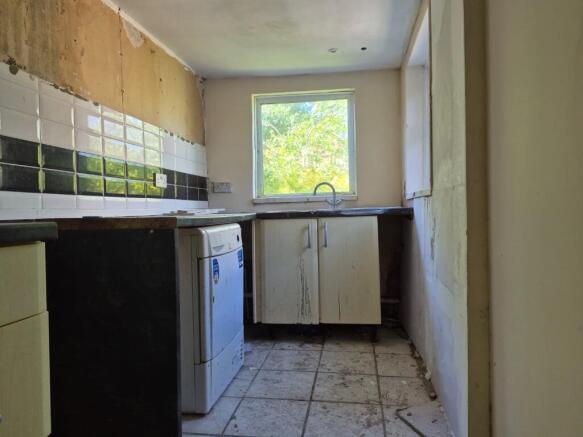 3 bed property, in Harewood Avenue, £130,000