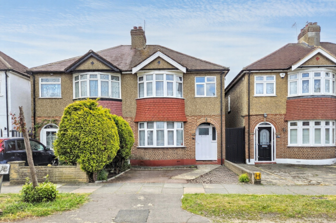 3 bed property, in Broadoak Avenue, £320,000