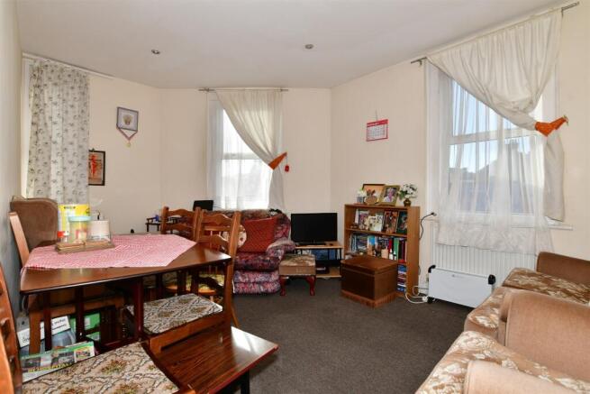 2 bed property, in Cornwall Gardens, £90,000