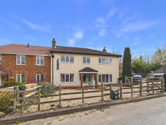 4 bed property, in Pinfold Lane, £315,000