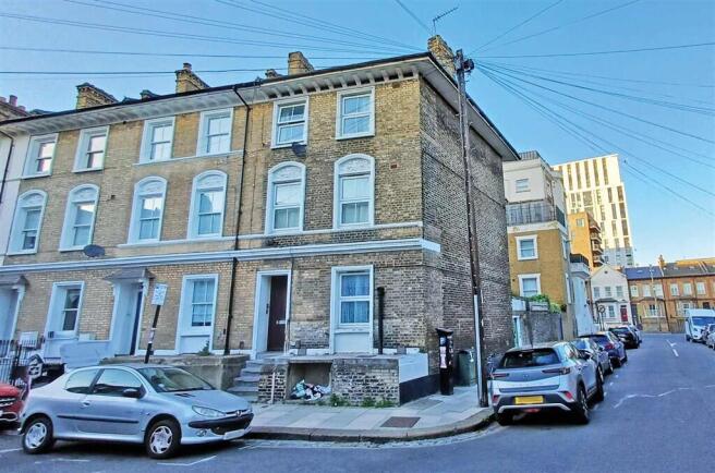 1 bed property, in Southolm Street, £340,000
