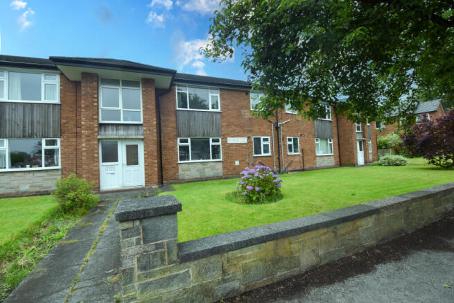 2 bed property, in Woodhouse Court, £150,000