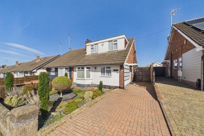 2 bed property, in Marlborough Crescent, £199,999