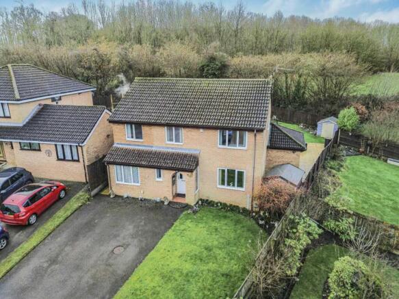 4 bed property, in St. Edmunds Close, £425,000