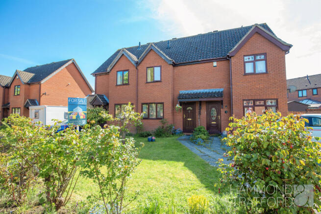 2 bed property, in Russet Close, £210,000