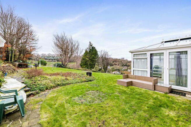 5 bed property, in Wingrove Hill, £450,000