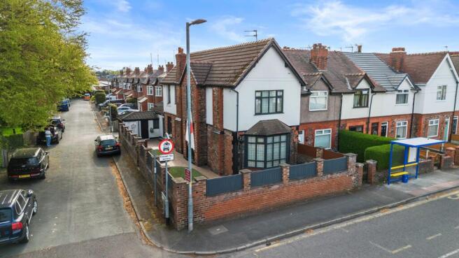 3 bed property, in Hallfields Road, £320,000