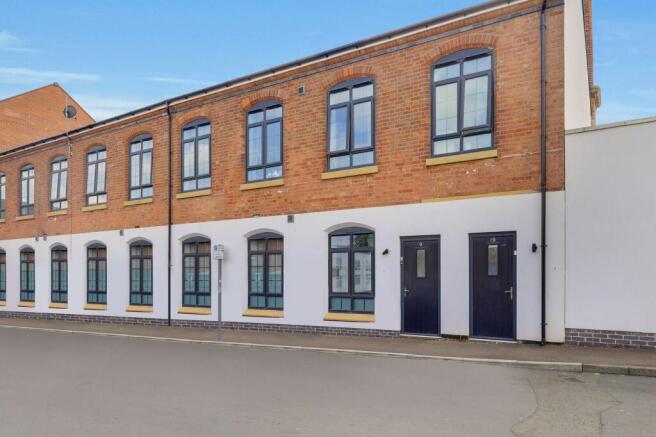 2 bed property, in Holland Street, £140,000
