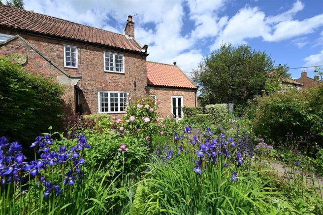3 bed property, in Forest Cottages, £400,000