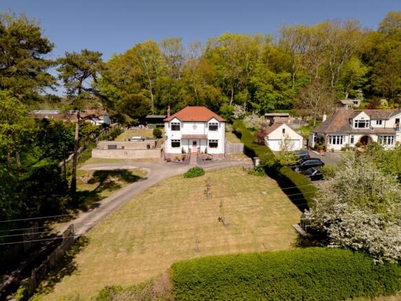 5 bed property, in Clevedon Road, £850,000
