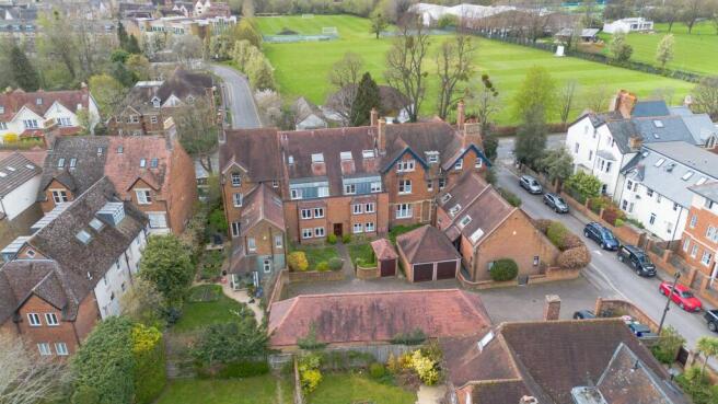 2 bed property, in Oakthorpe Road, £400,000