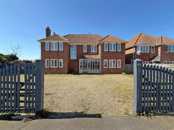 5 bed property, in Ringsfield Road, £595,000