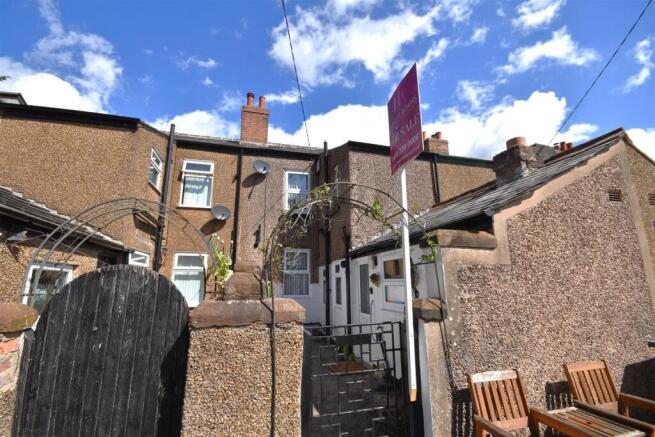 2 bed property, in Seven Row, £165,000
