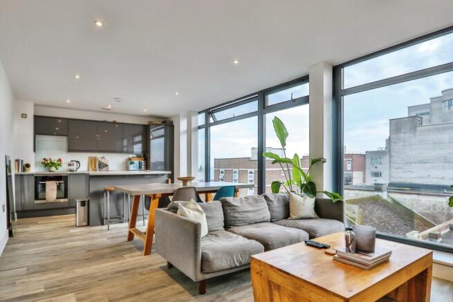 2 bed property, in Upper Hinton Road, £190,000