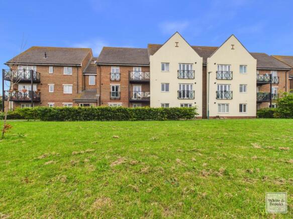 2 bed property, in Broom Field Way, £200,000