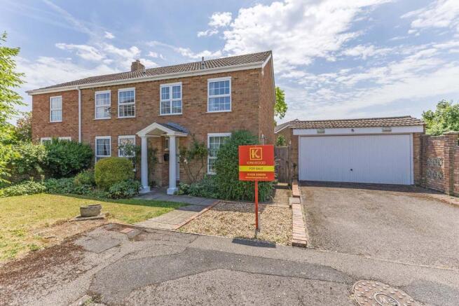 4 bed property, in Brompton Drive, £875,000
