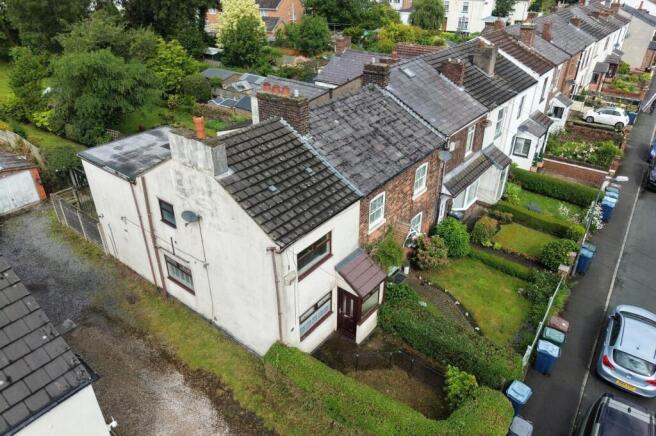 2 bed property, in White Moss Rd, £180,000