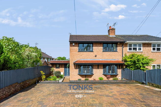 2 bed property, in Worcester Road, £250,000