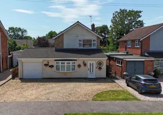 3 bed property, in Clovelly Road, £395,000