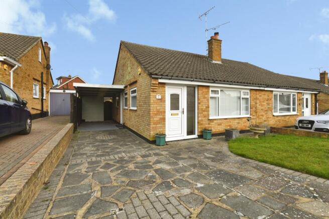2 bed property, in Farm Way, £315,000