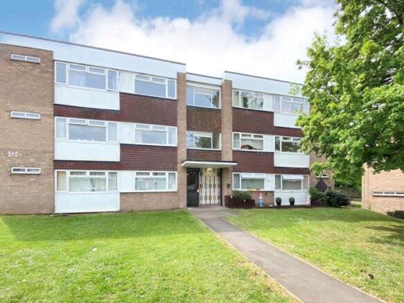 2 bed property, in Masons Way, £155,000