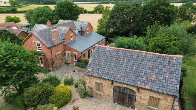 5 bed property, in Field Lane, £650,000
