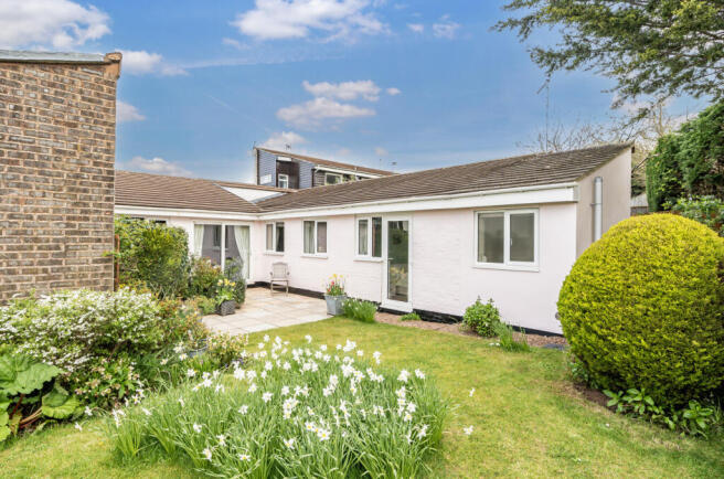 2 bed property, in Barn Meads Road, £260,000