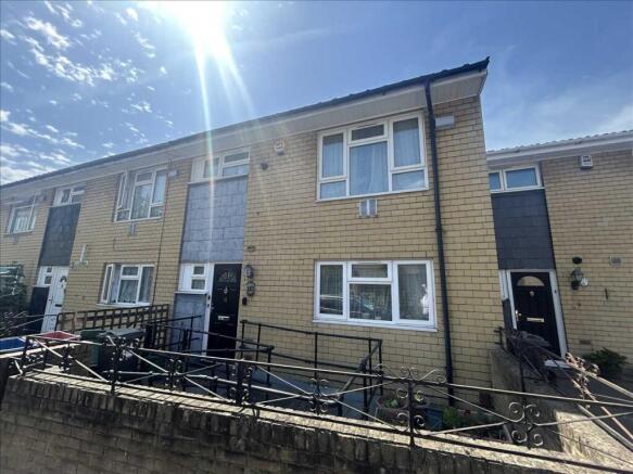 3 bed property, in Shore Close, £429,950